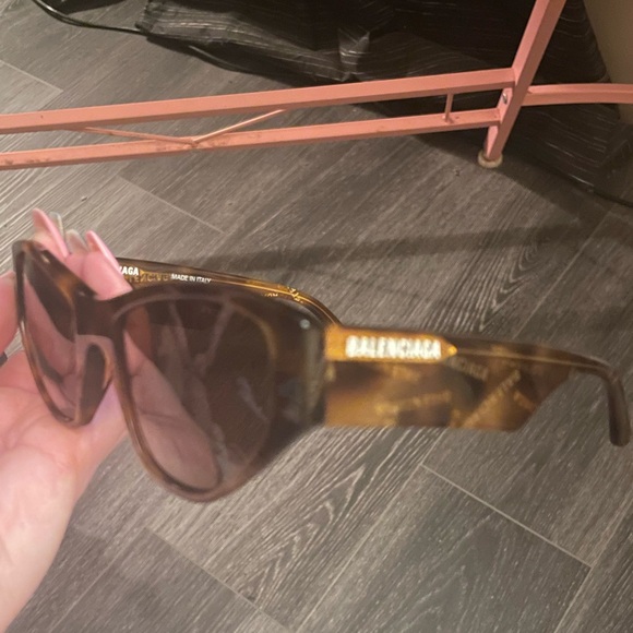 Balenciaga Tortoise Shell Sunglasses with Black Case - Picture 11 of 16